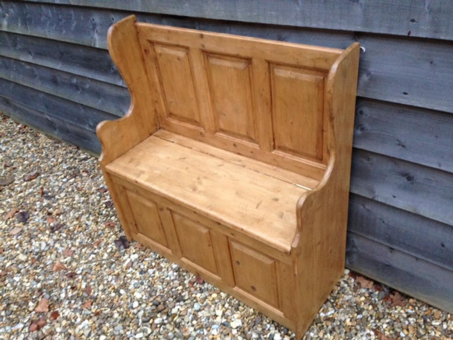 Small Pine Settle