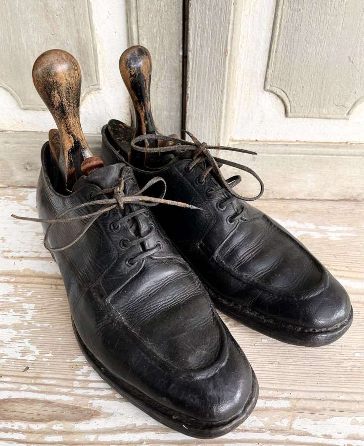 Vintage working Shoes with shoe lasts