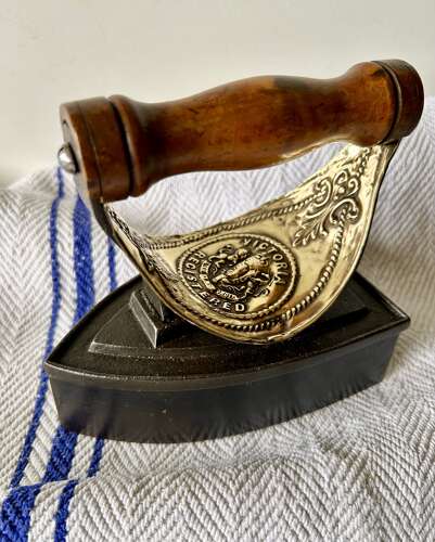 Rare, Victoria 'Quick Release' Iron