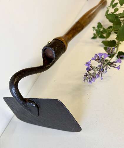 Gardener's Long-handled Hand Hoe